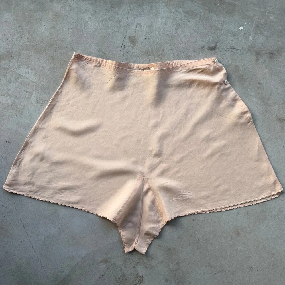 Vintage Best & Co Peach Silk Tap Pants Scalloped Lace Trim Side Button Bloomers